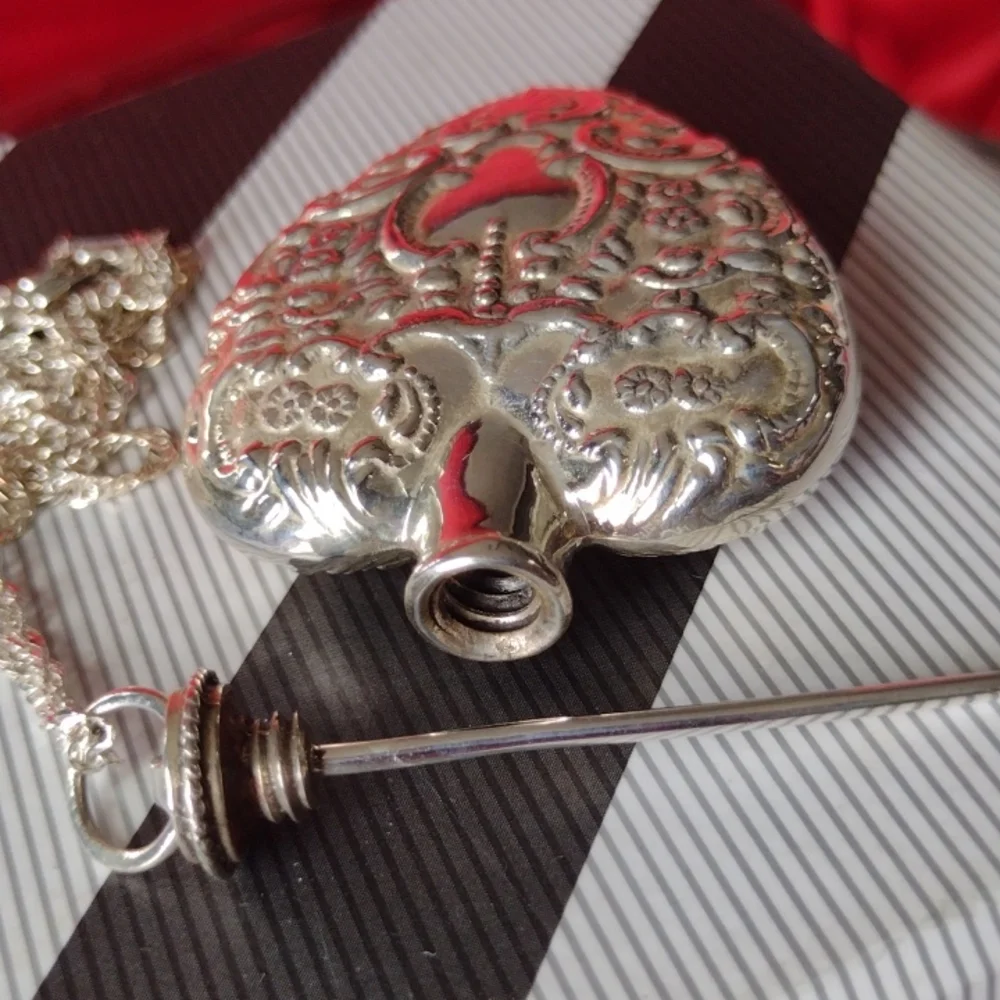 Stupendous Sterling Large Lady's Perfume Heart Fla - Picture 11 of 15